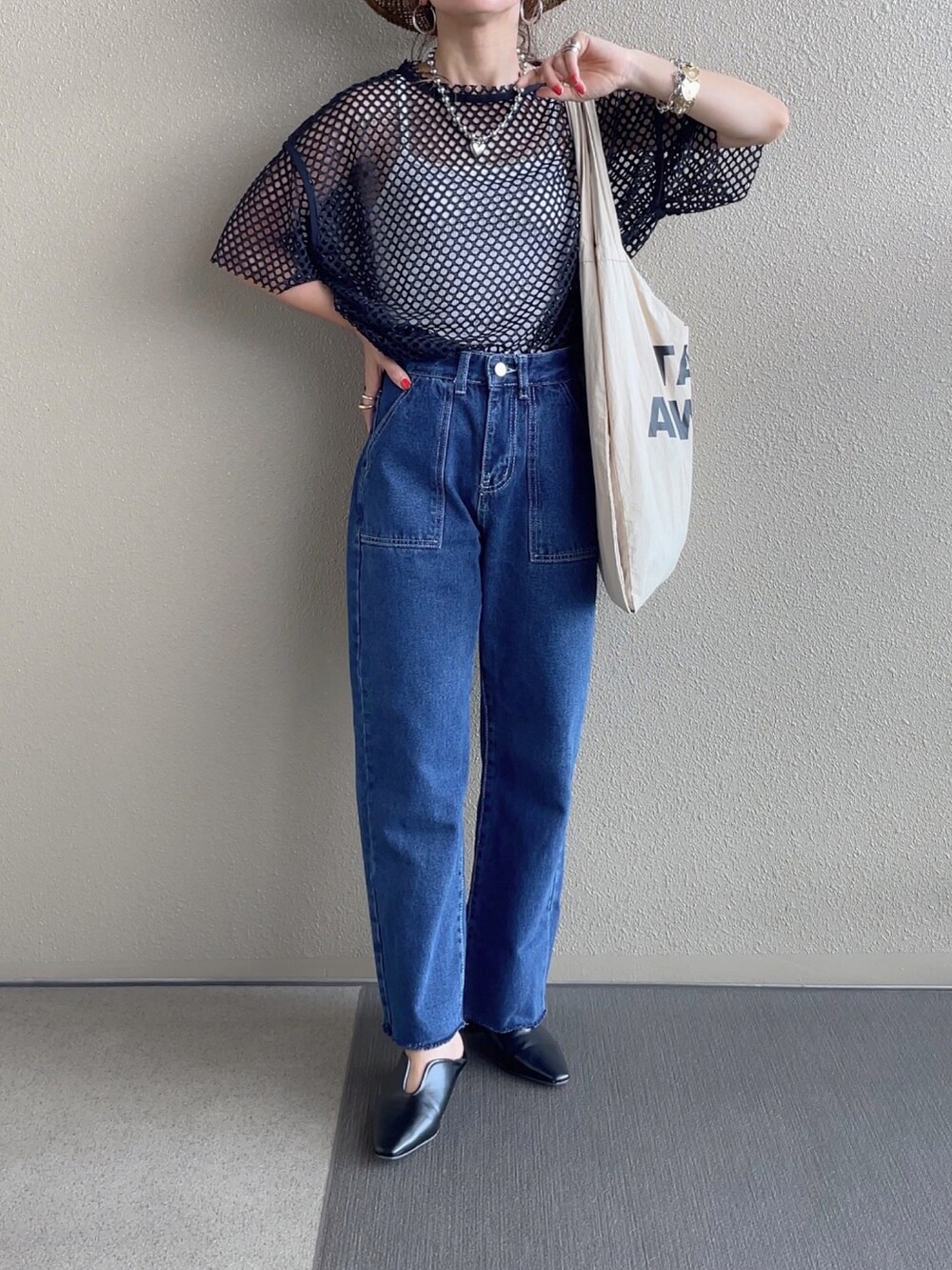 ブラック系のTシャツ/カットソー、ブルー系のデニムパンツを着用したレディースの夏コーディネートの4枚目の写真