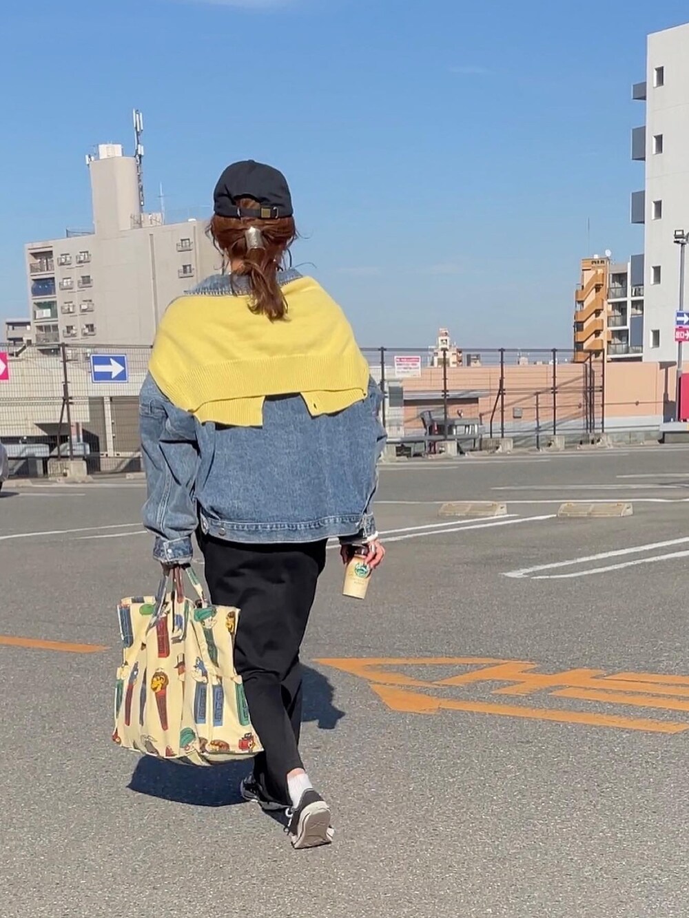 ブラック系のスカート、ホワイト系のTシャツ/カットソー、ブルー系のデニムジャケットを着用したレディースの春コーディネートの3枚目の写真
