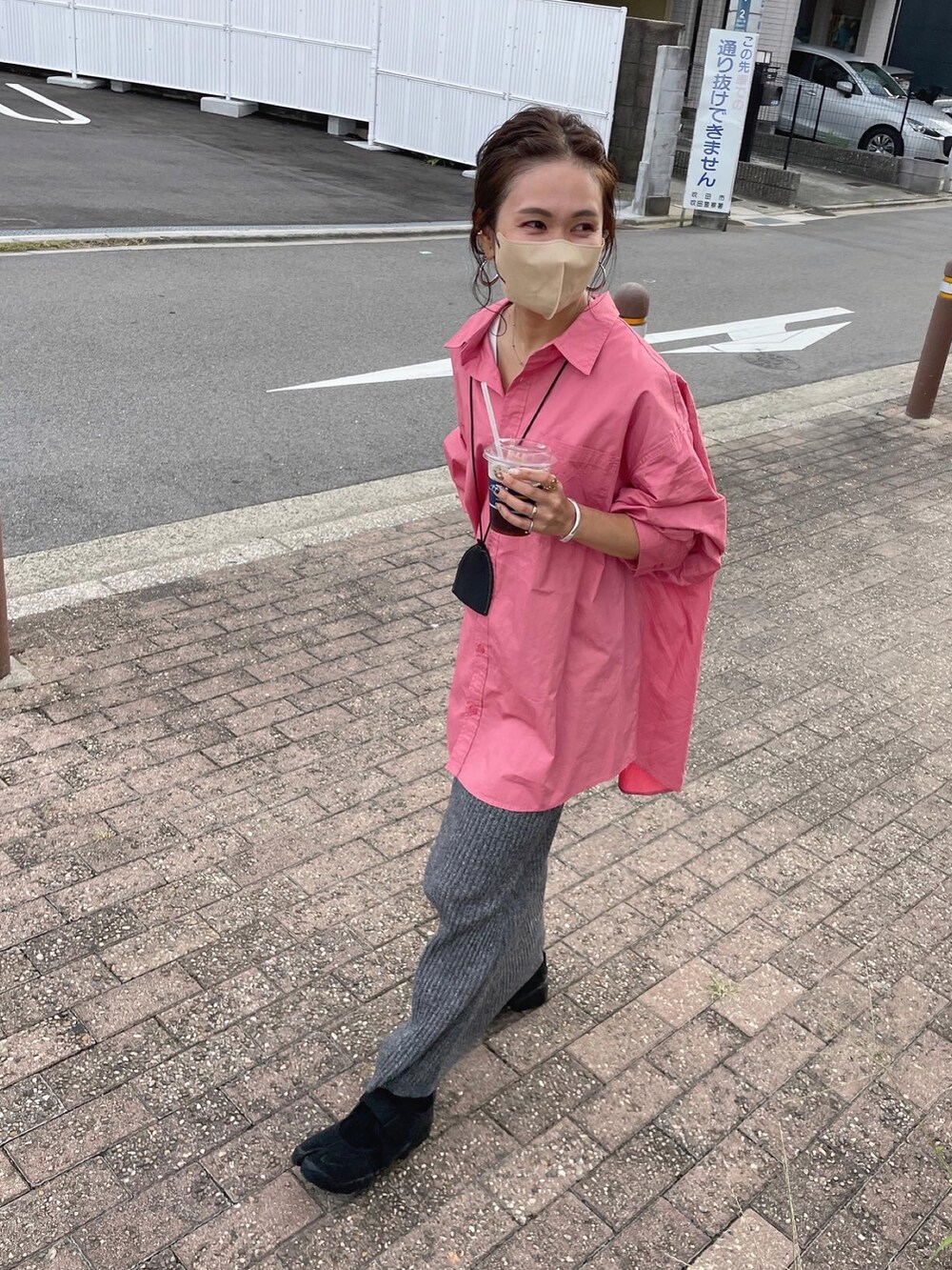 ピンク系のシャツ/ブラウス、ブラック系のスカート、ブラック系のサンダルを着用したレディースの秋コーディネートの2枚目の写真