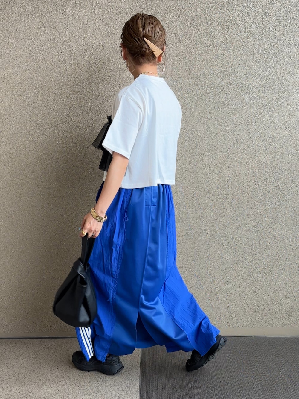 ホワイト系のTシャツ/カットソー、ブラック系のその他パンツを着用したレディースの夏コーディネートの4枚目の写真