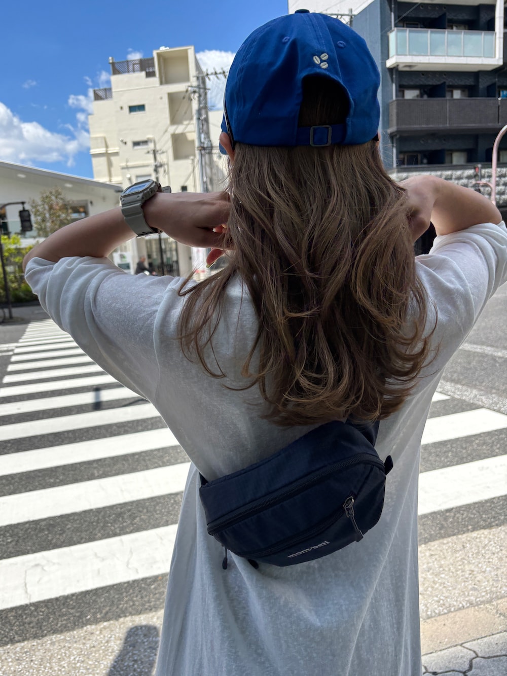 ブラック系のその他パンツ、ホワイト系のワンピース、ブルー系のバッグを着用したレディースの春コーディネートの4枚目の写真