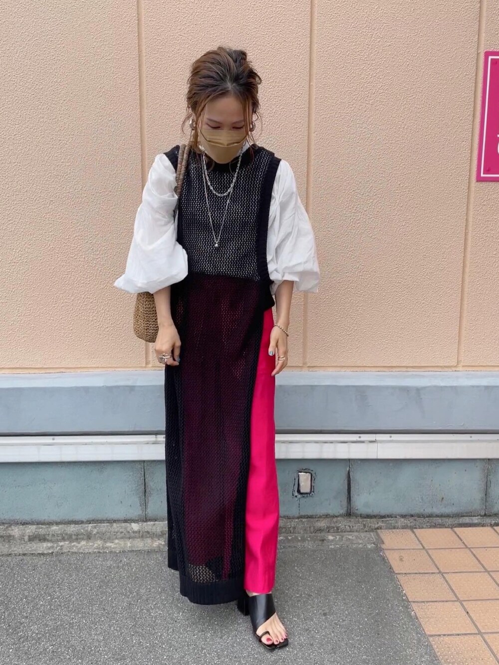 ブラック系のワンピース、ホワイト系のシャツ/ブラウス、ピンク系のその他パンツを着用したレディースの春コーディネートの2枚目の写真