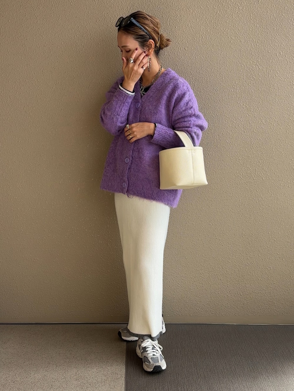 パープル系のカーディガン/ボレロ、ブラック系のTシャツ/カットソー、ブラック系のジャンパースカートを着用したレディースの秋コーディネートの4枚目の写真