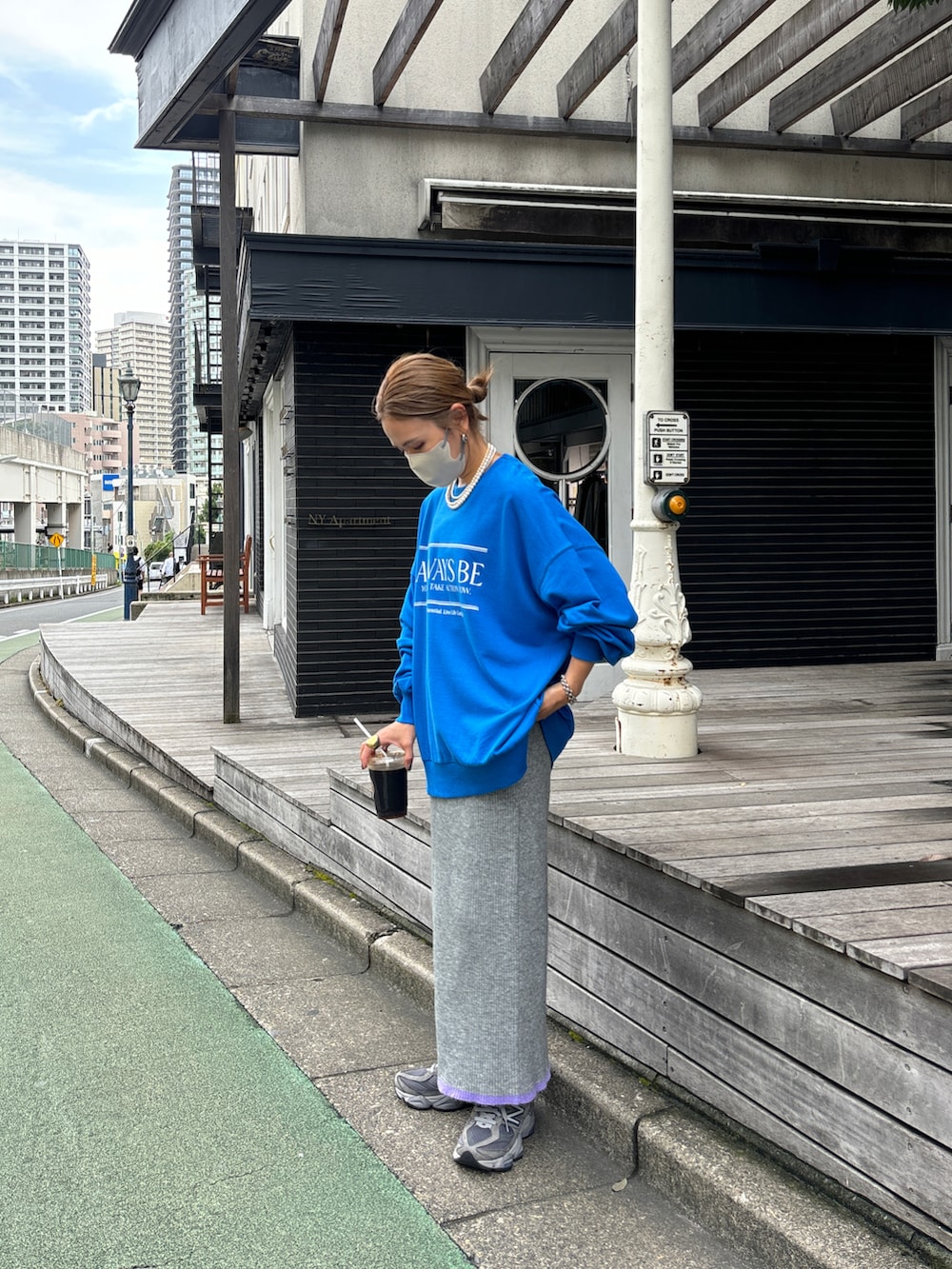 ブルー系のスウェット、グレー系のスカート、グレー系のスニーカーを着用したレディースの秋コーディネートの3枚目の写真