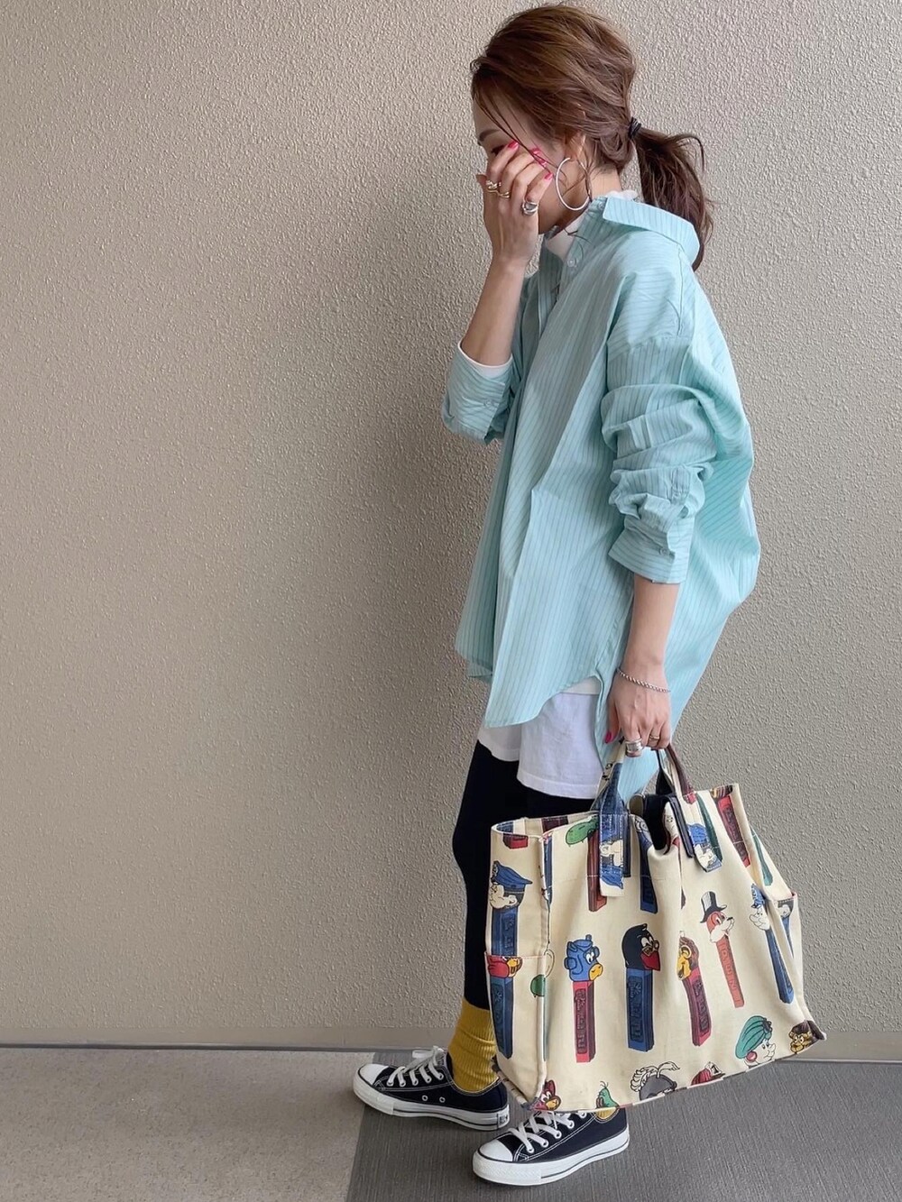 グリーン系のシャツ/ブラウス、イエロー系のカーディガン/ボレロ、ブルー系のデニムパンツを着用したレディースの春コーディネートの5枚目の写真