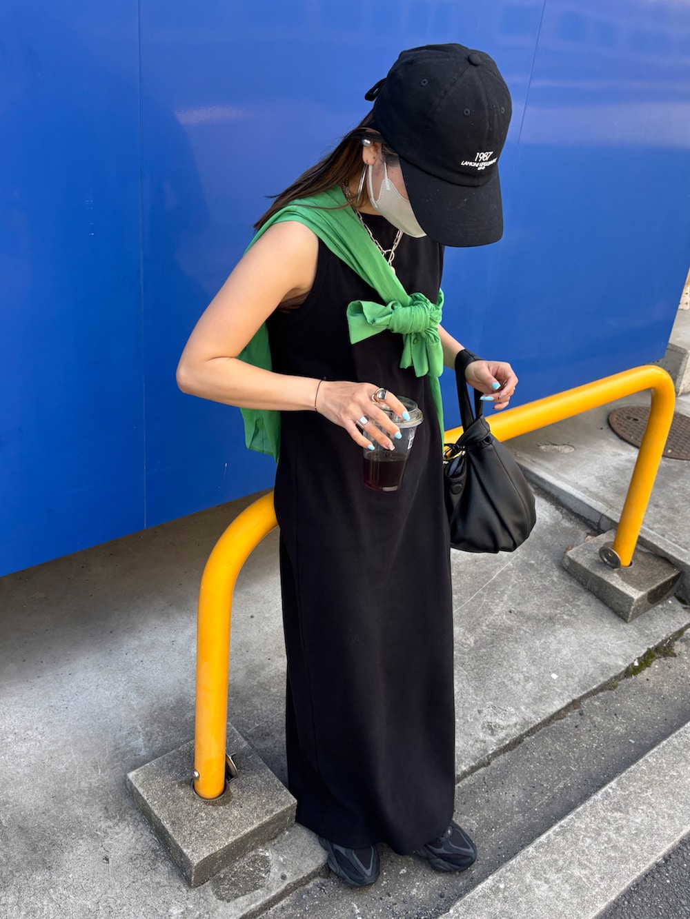 ベージュ系のミリタリージャケット、ブラック系のTシャツ/カットソー、グリーン系のシャツ/ブラウスを着用したレディースの春コーディネートの3枚目の写真