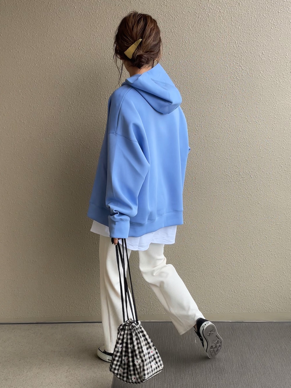 ブルー系のパーカー、ホワイト系のその他パンツを着用したレディースの冬コーディネートの2枚目の写真