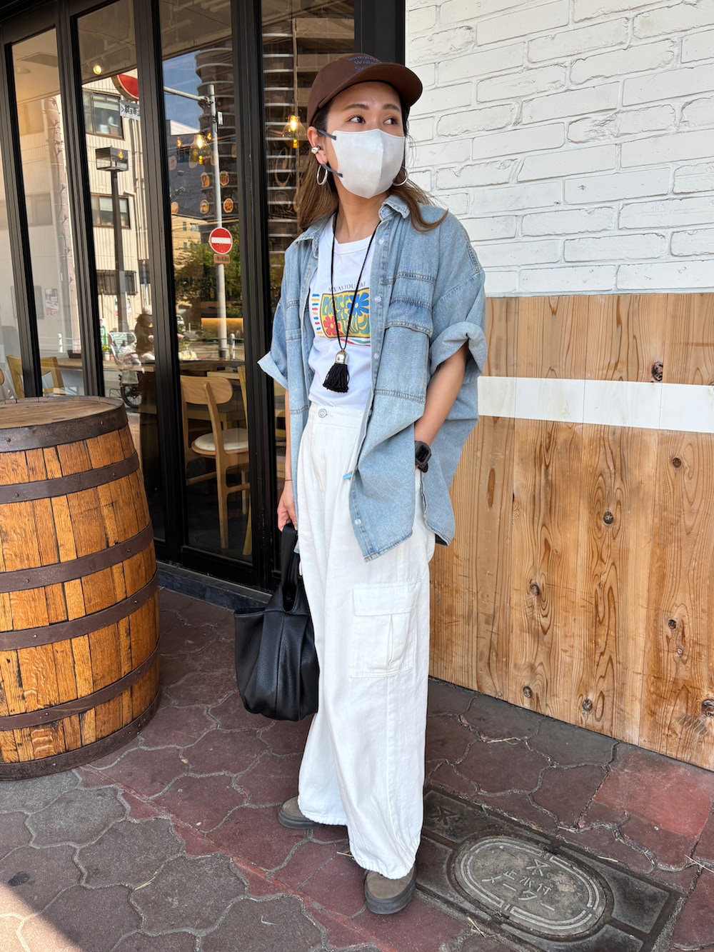 ブルー系のシャツ/ブラウス、ホワイト系のTシャツ/カットソー、ホワイト系のデニムパンツを着用したレディースの春コーディネートの4枚目の写真