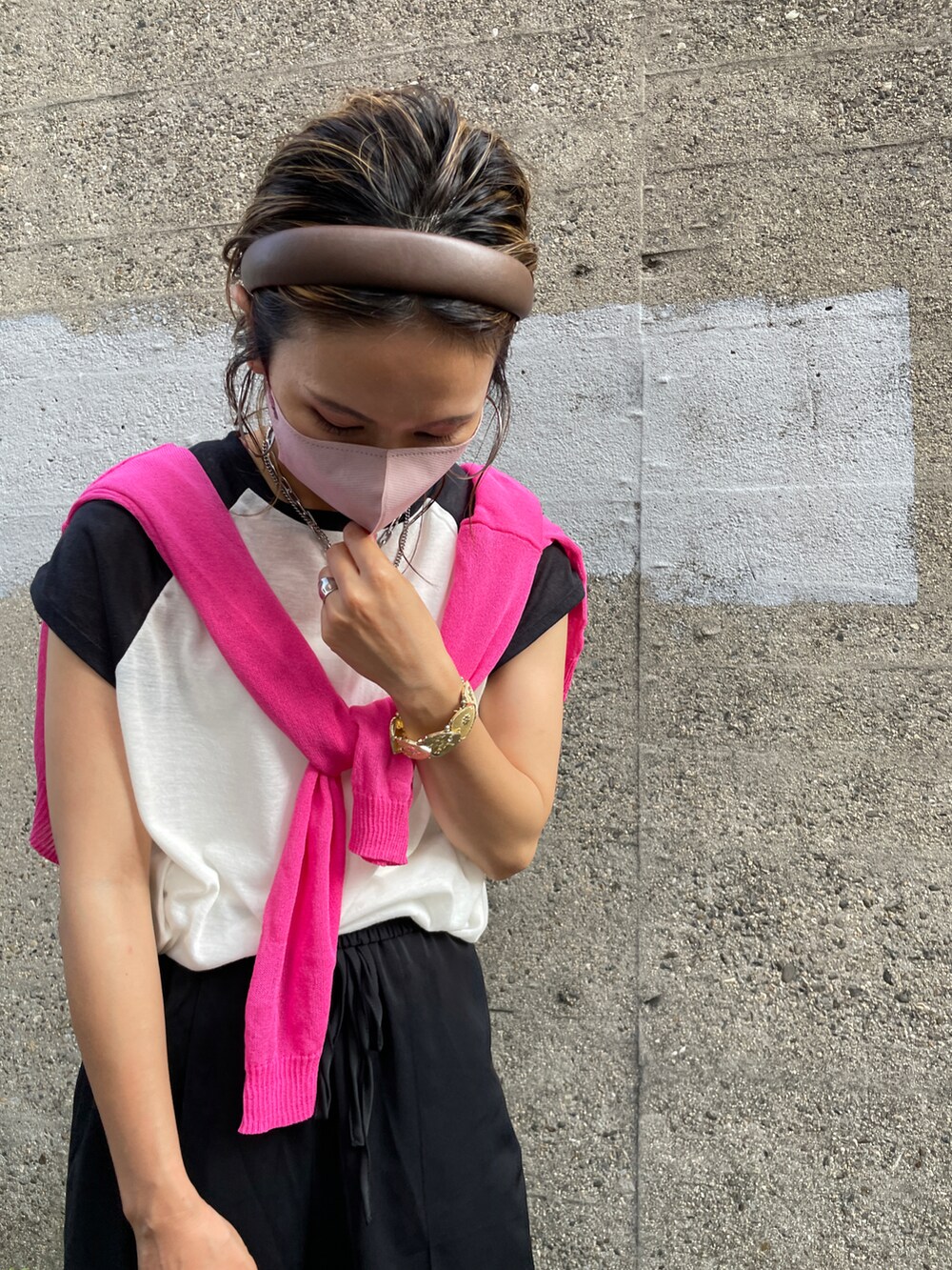 ブラック系のTシャツ/カットソー、ブラック系のスラックス、ピンク系のカーディガン/ボレロを着用したレディースの夏コーディネートの2枚目の写真