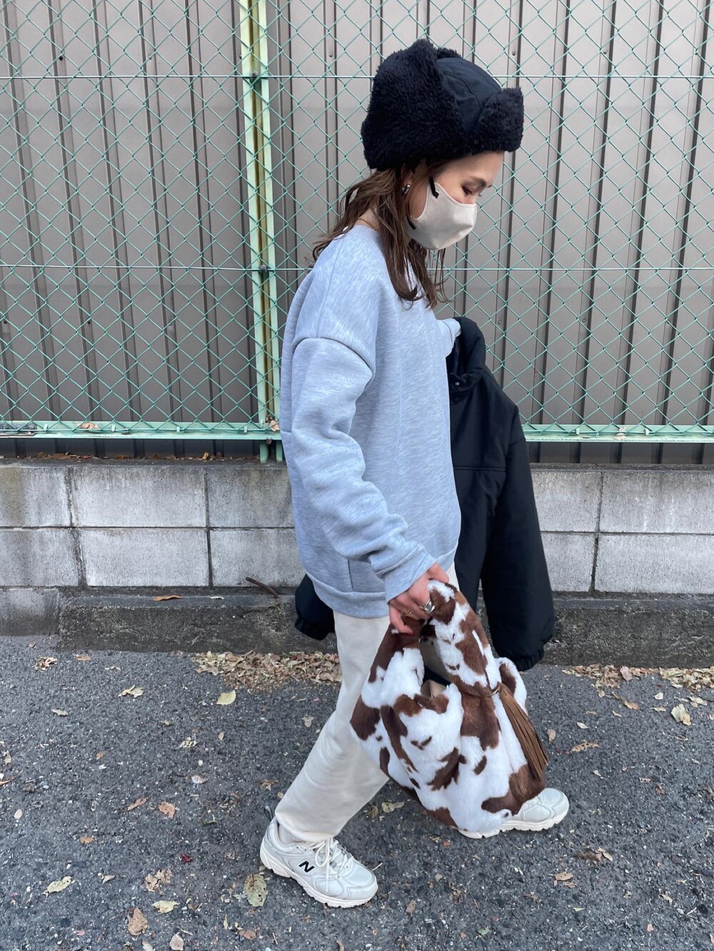 グレー系のスウェット、ブラック系のダウンジャケット/コート、ブラック系のハットを着用したレディースの冬コーディネートの2枚目の写真