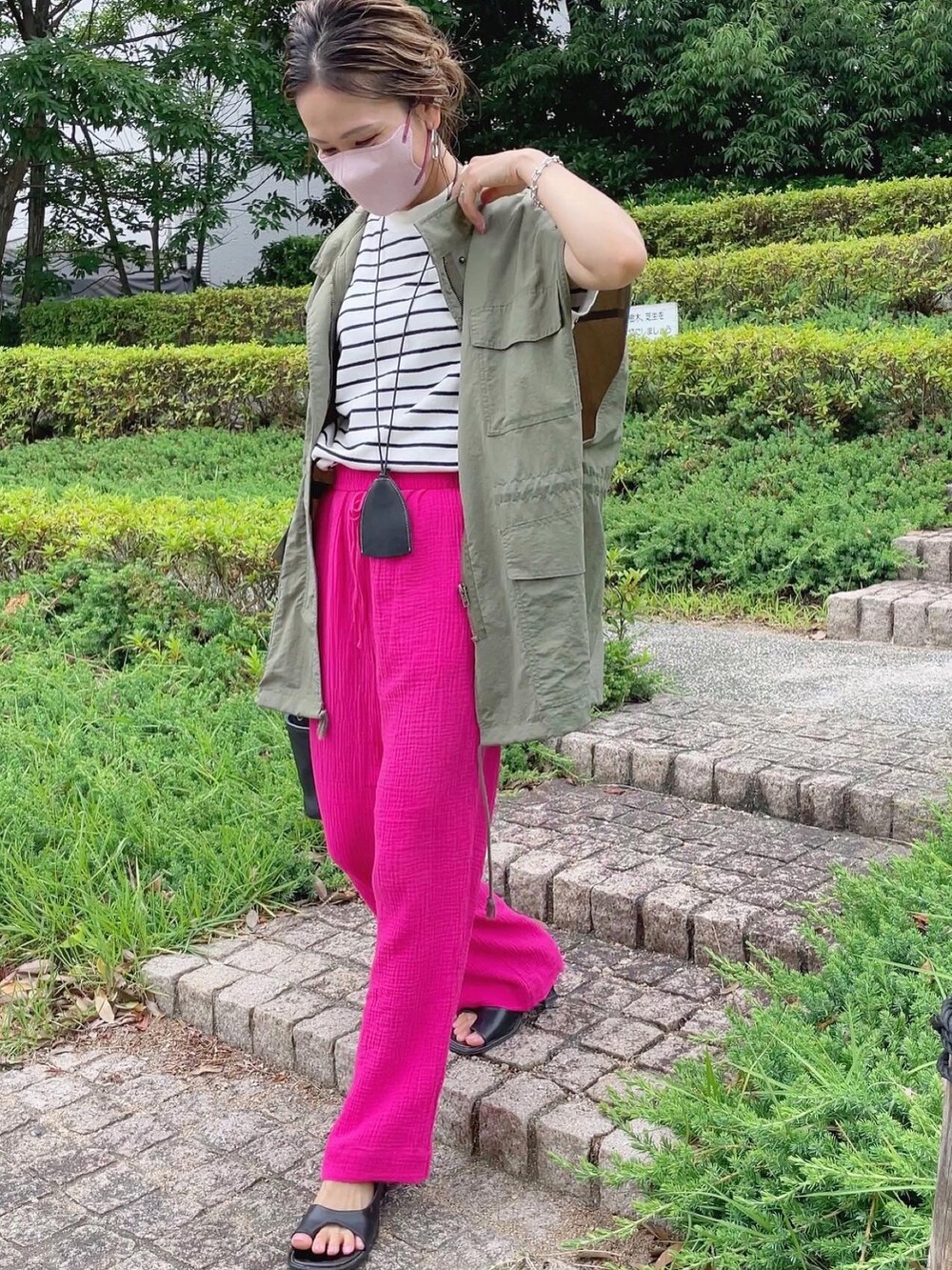 ピンク系のその他パンツ、ホワイト系のTシャツ/カットソー、グリーン系のベストを着用したレディースの夏コーディネートの3枚目の写真