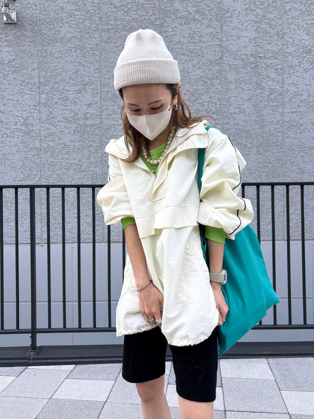 グリーン系のTシャツ/カットソー、ブラック系のその他パンツ、ブルー系のトートバッグを着用したレディースの春コーディネートの5枚目の写真