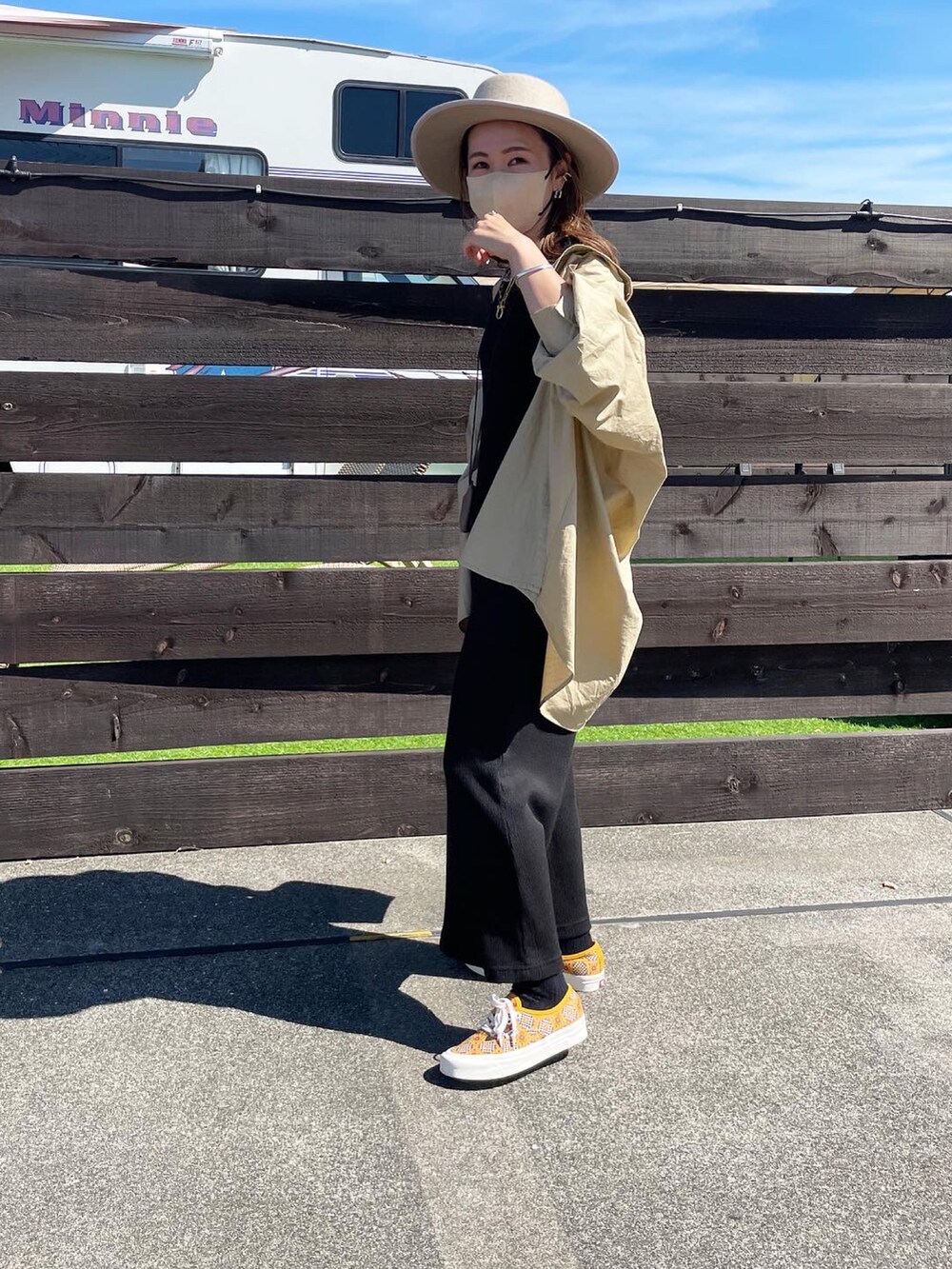 ベージュ系のシャツ/ブラウス、ブラック系のワンピース、イエロー系のスニーカーを着用したレディースの秋コーディネートの3枚目の写真