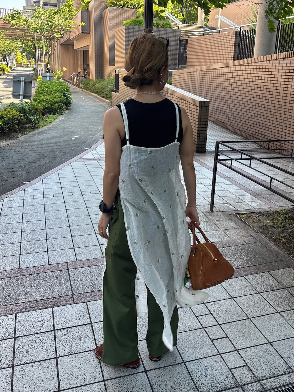 ホワイト系のワンピース、ブラウン系のサンダルを着用したレディースの夏コーディネートの5枚目の写真