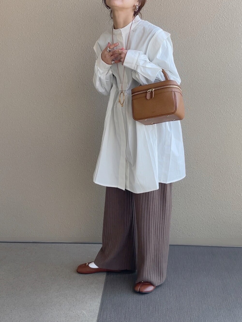 ホワイト系のシャツ/ブラウス、ピンク系のその他パンツ、ブラウン系のその他パンツを着用したレディースの冬コーディネートの4枚目の写真