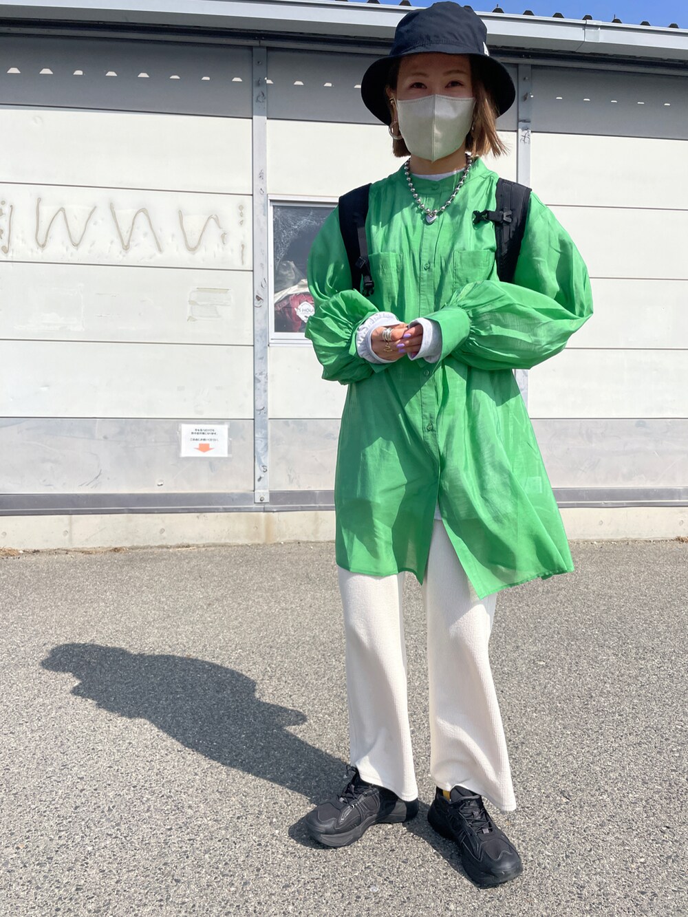 ホワイト系のその他パンツ、グリーン系のシャツ/ブラウスを着用したレディースの春コーディネートの5枚目の写真