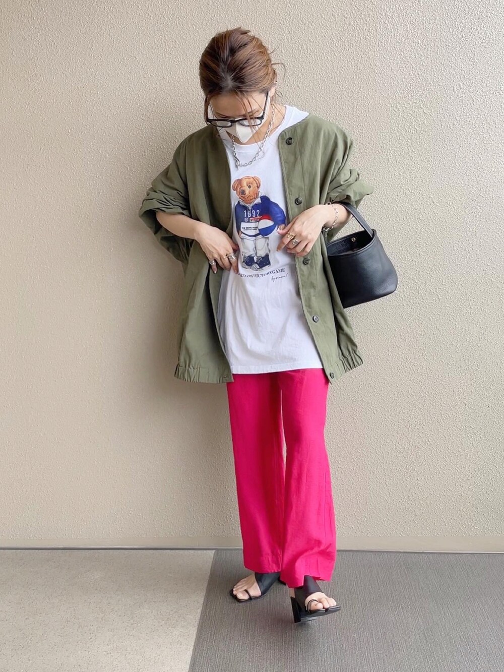 グリーン系のノーカラージャケット、ピンク系のその他パンツ、ブラック系のサンダルを着用したレディースの春コーディネートの2枚目の写真