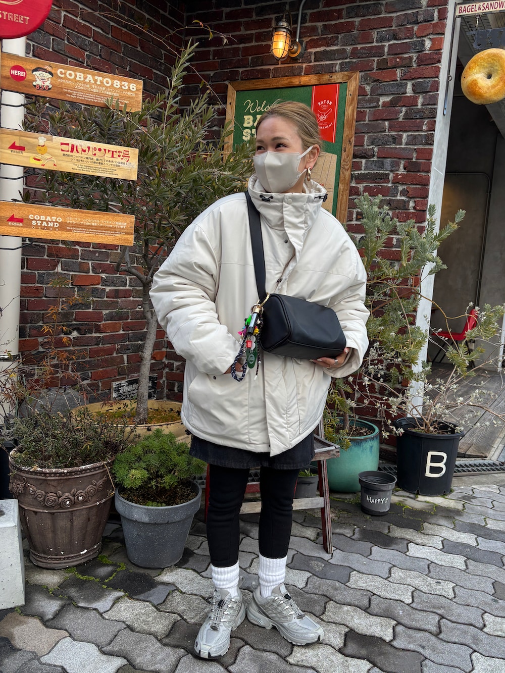 ブラック系のショルダーバッグ、ピンク系のニット/セーターを着用したレディースの冬コーディネートの4枚目の写真