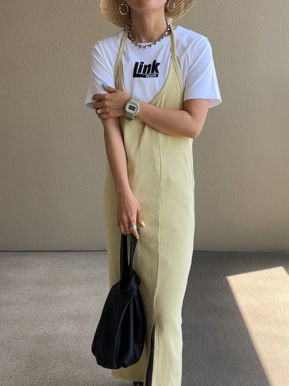 ホワイト系のTシャツ/カットソー、ブルー系のデニムパンツを着用したレディースの夏コーディネートの3枚目の写真