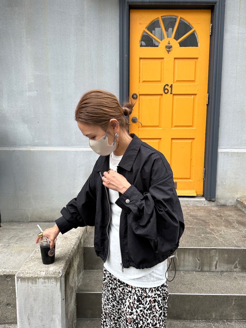 ブラック系のナイロンジャケット、ホワイト系のTシャツ/カットソーを着用したレディースの秋コーディネートの3枚目の写真