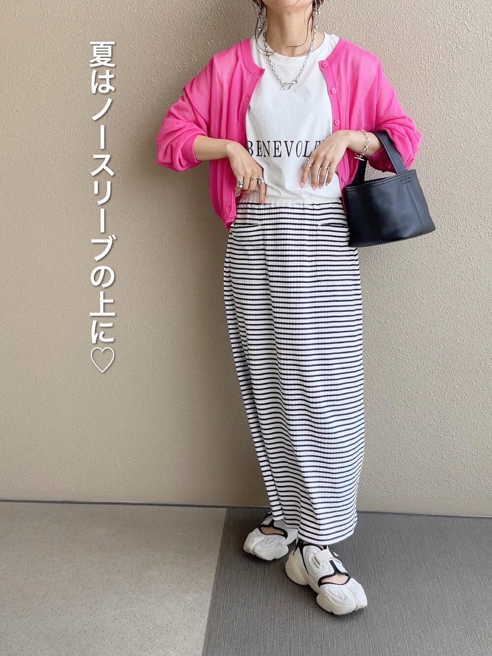 ピンク系のカーディガン/ボレロ、ホワイト系のTシャツ/カットソー、その他のスカートを着用したレディースの春コーディネートの3枚目の写真