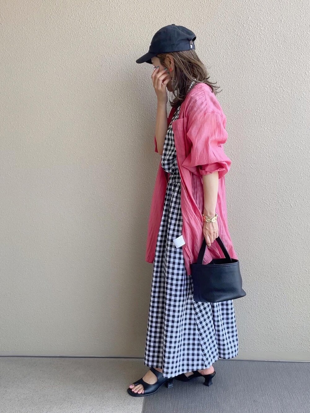 その他のワンピース、ホワイト系のスニーカー、その他のその他を着用したレディースの夏コーディネートの5枚目の写真