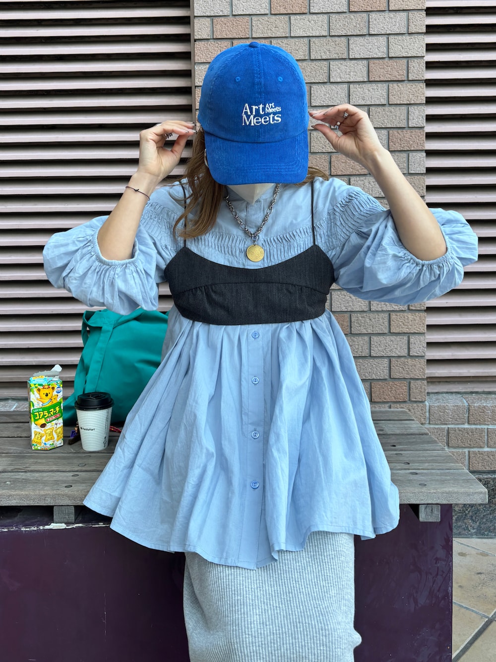 ブルー系のシャツ/ブラウス、グレー系のその他トップス、グレー系のスカートを着用したレディースの春コーディネートの2枚目の写真