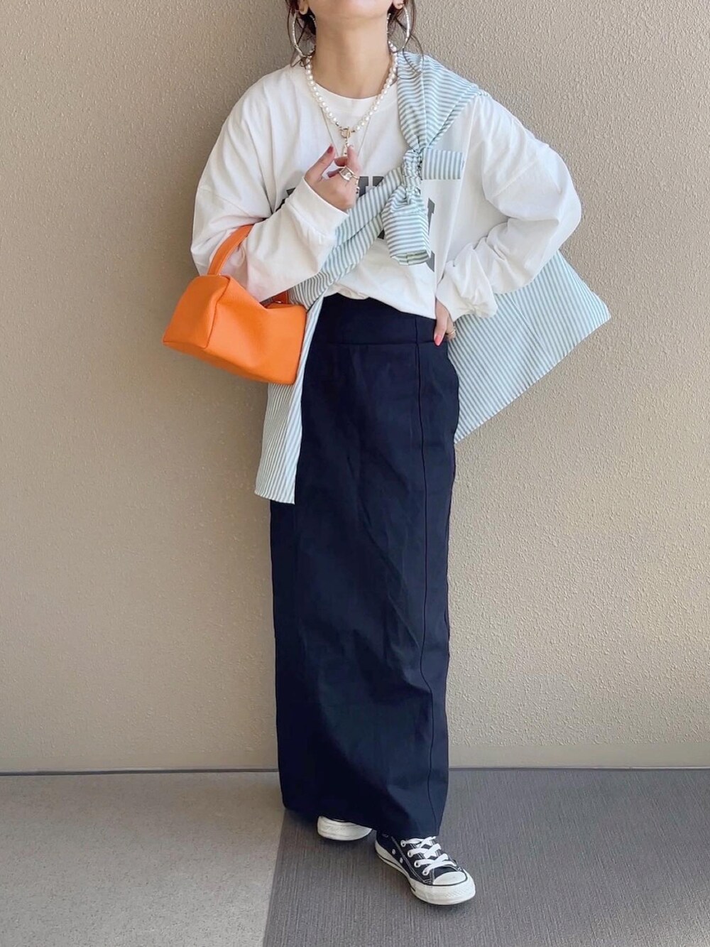 ホワイト系のTシャツ/カットソー、グリーン系のシャツ/ブラウス、ブラック系のスカートを着用したレディースの春コーディネートの3枚目の写真