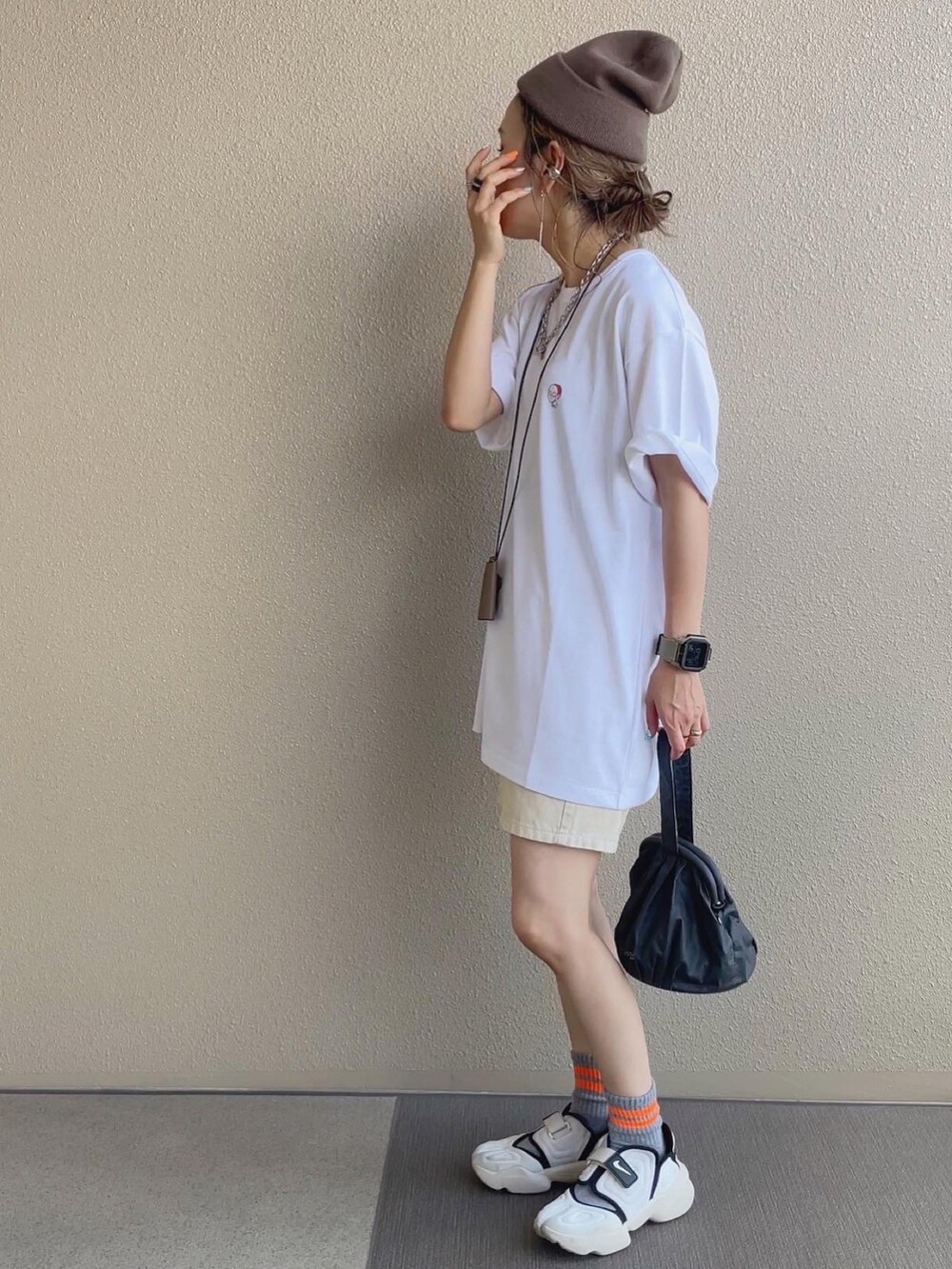 ホワイト系のTシャツ/カットソー、ブラウン系のニットキャップ/ビーニーを着用したレディースの夏コーディネートの4枚目の写真
