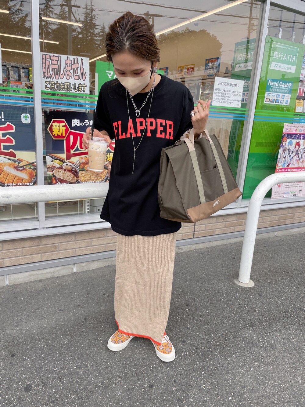 ベージュ系のスカート、イエロー系のスニーカーを着用したレディースの秋コーディネートの3枚目の写真