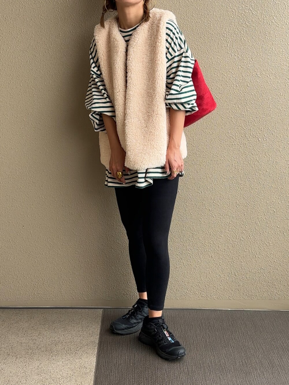 ホワイト系のベスト、グレー系のスウェット、ホワイト系のTシャツ/カットソーを着用したレディースの秋コーディネートの4枚目の写真