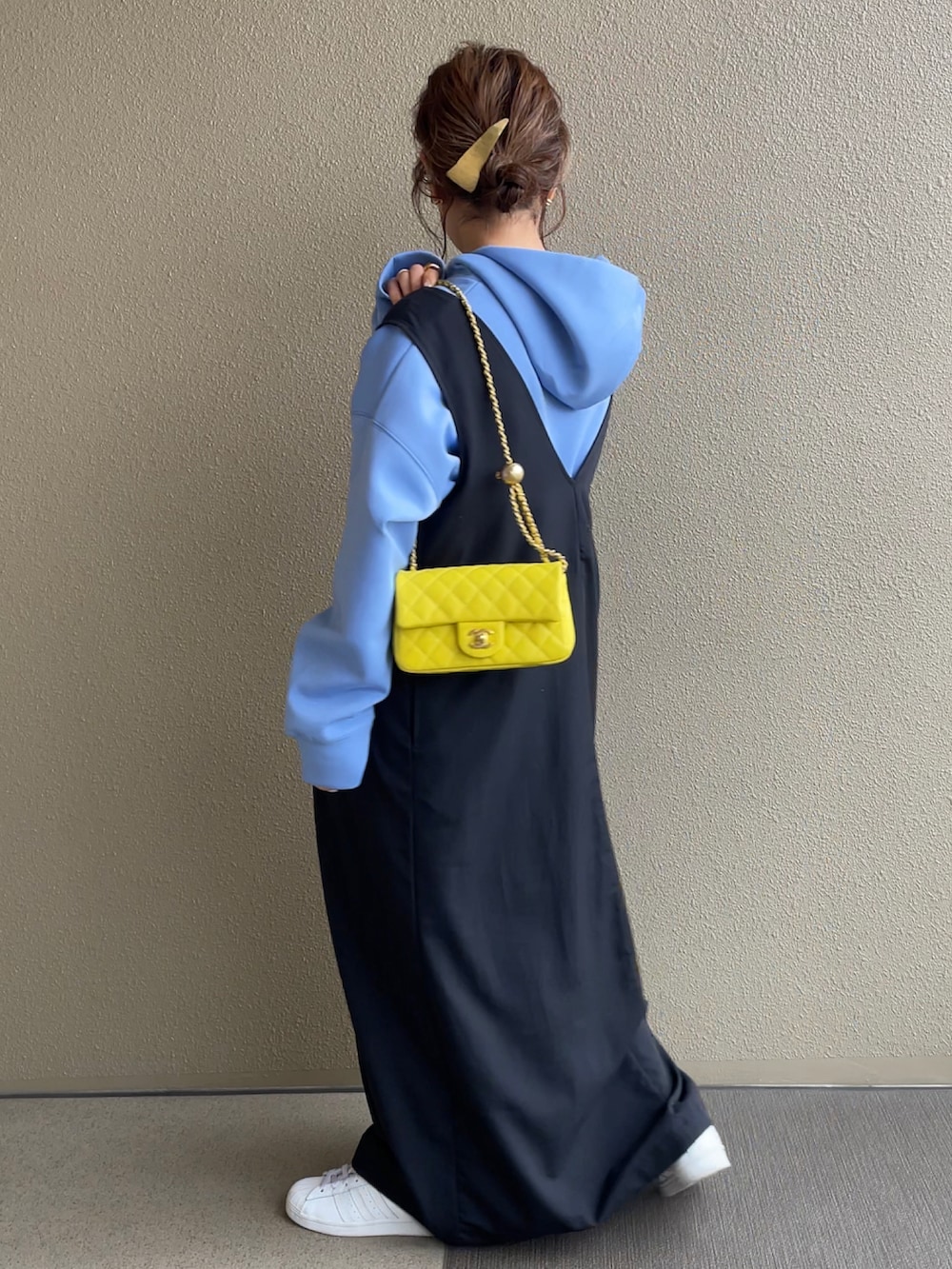 ブルー系のパーカー、ホワイト系のその他パンツを着用したレディースの冬コーディネートの4枚目の写真