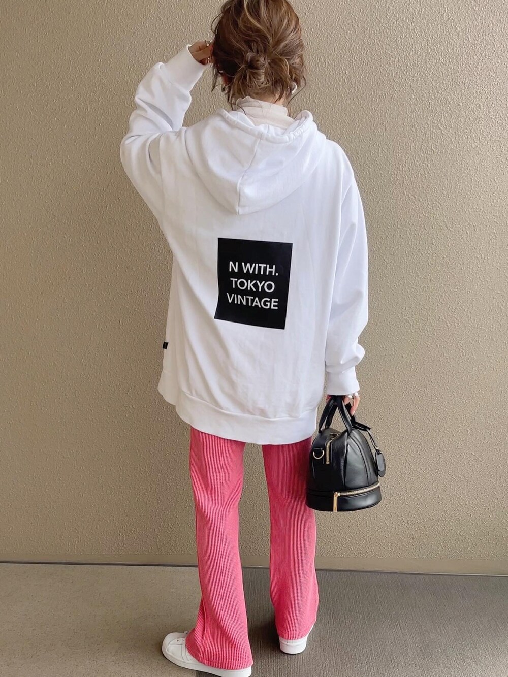 ホワイト系のダウンジャケット/コート、ホワイト系のパーカー、ピンク系のその他パンツを着用したレディースの冬コーディネートの3枚目の写真