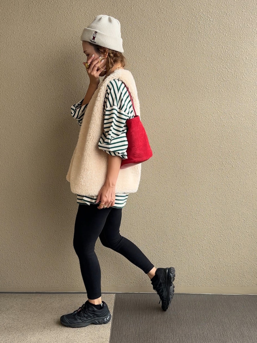 ホワイト系のベスト、グレー系のスウェット、ホワイト系のTシャツ/カットソーを着用したレディースの秋コーディネートの5枚目の写真