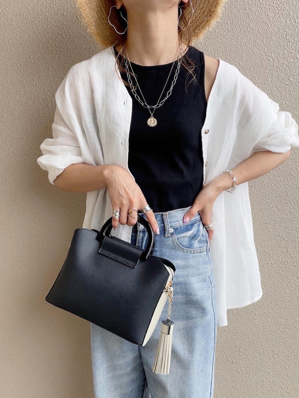 ブラック系のショルダーバッグ、ホワイト系のシャツ/ブラウス、ブラック系のタンクトップを着用したレディースの春コーディネートの5枚目の写真