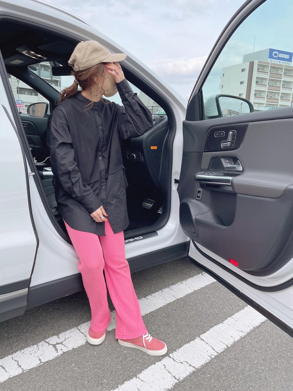 ピンク系のその他パンツ、ブラック系のシャツ/ブラウス、ピンク系のスニーカーを着用したレディースの春コーディネートの3枚目の写真