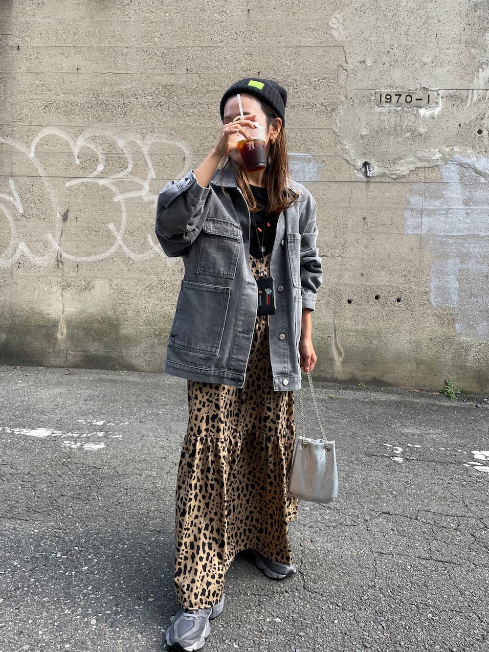 グレー系のデニムジャケットを着用したレディースの秋コーディネートの2枚目の写真