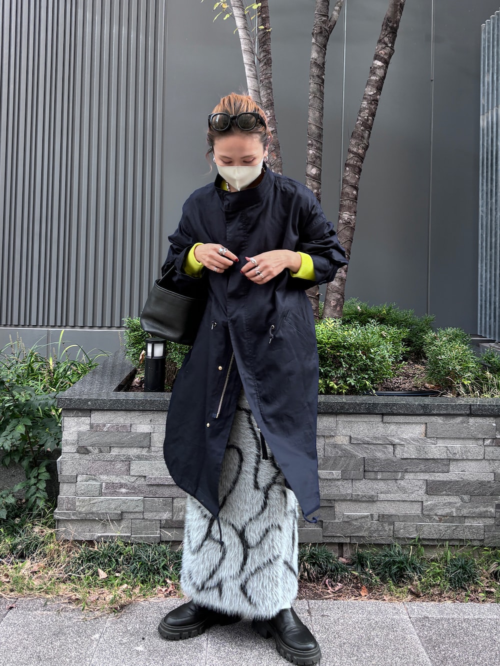 ブルー系のモッズコート、グレー系のスカートを着用したレディースの秋コーディネートの4枚目の写真