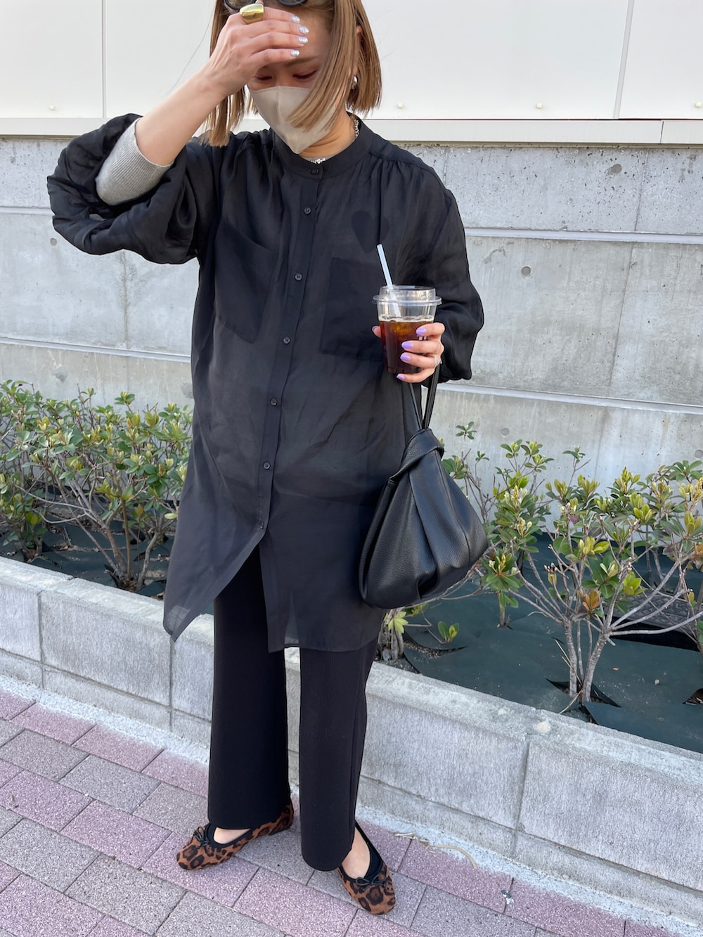 グリーン系のベスト、ブラック系のその他パンツ、ブラック系のシャツ/ブラウスを着用したレディースの春コーディネートの4枚目の写真