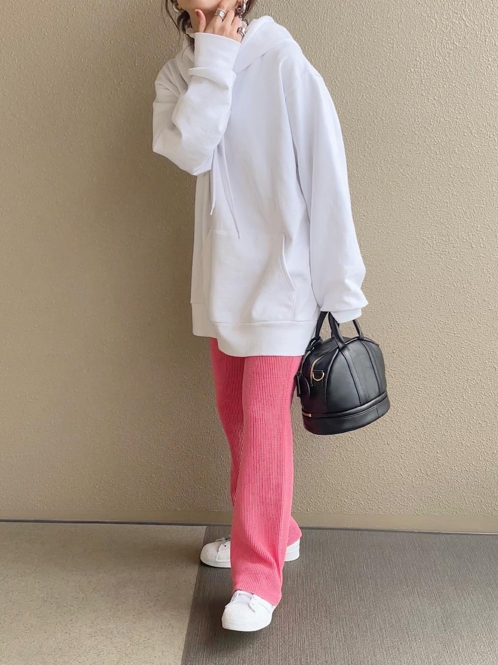 ホワイト系のダウンジャケット/コート、ホワイト系のパーカー、ピンク系のその他パンツを着用したレディースの冬コーディネートの5枚目の写真