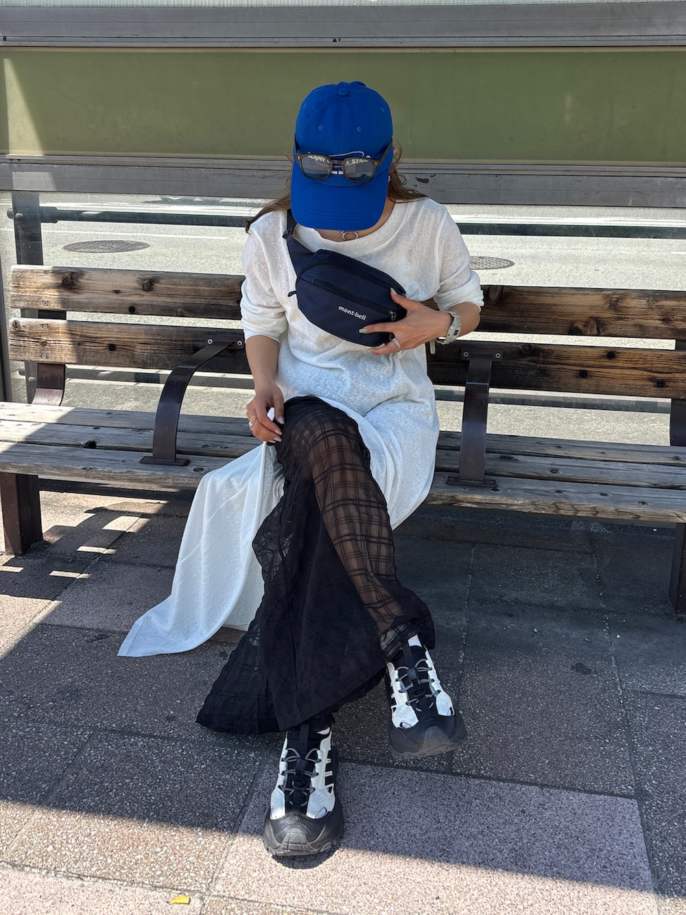 ブラック系のその他パンツ、ホワイト系のワンピース、ブルー系のバッグを着用したレディースの春コーディネートの2枚目の写真