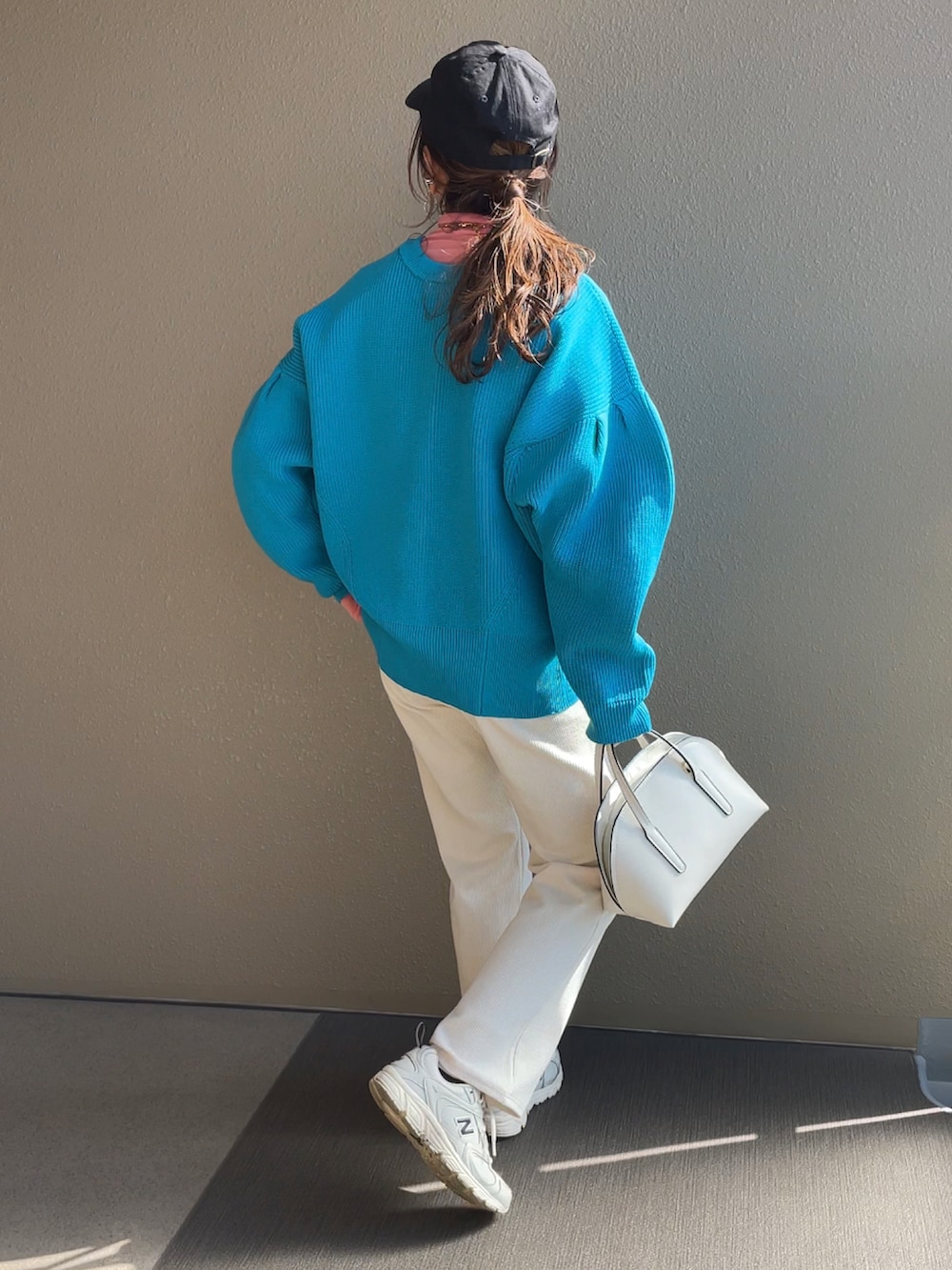 ブルー系のカーディガン/ボレロ、ピンク系のTシャツ/カットソー、ホワイト系のその他パンツを着用したレディースの春コーディネートの5枚目の写真