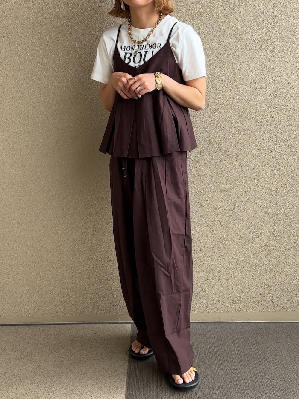 ブラウン系のセットアップ、ホワイト系のシャツ/ブラウスを着用したレディースの春コーディネートの2枚目の写真