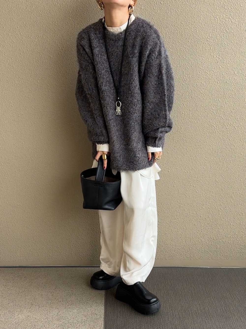 ホワイト系のシャツ/ブラウス、ホワイト系のその他パンツ、ベージュ系のステンカラーコートを着用したレディースの秋コーディネートの4枚目の写真