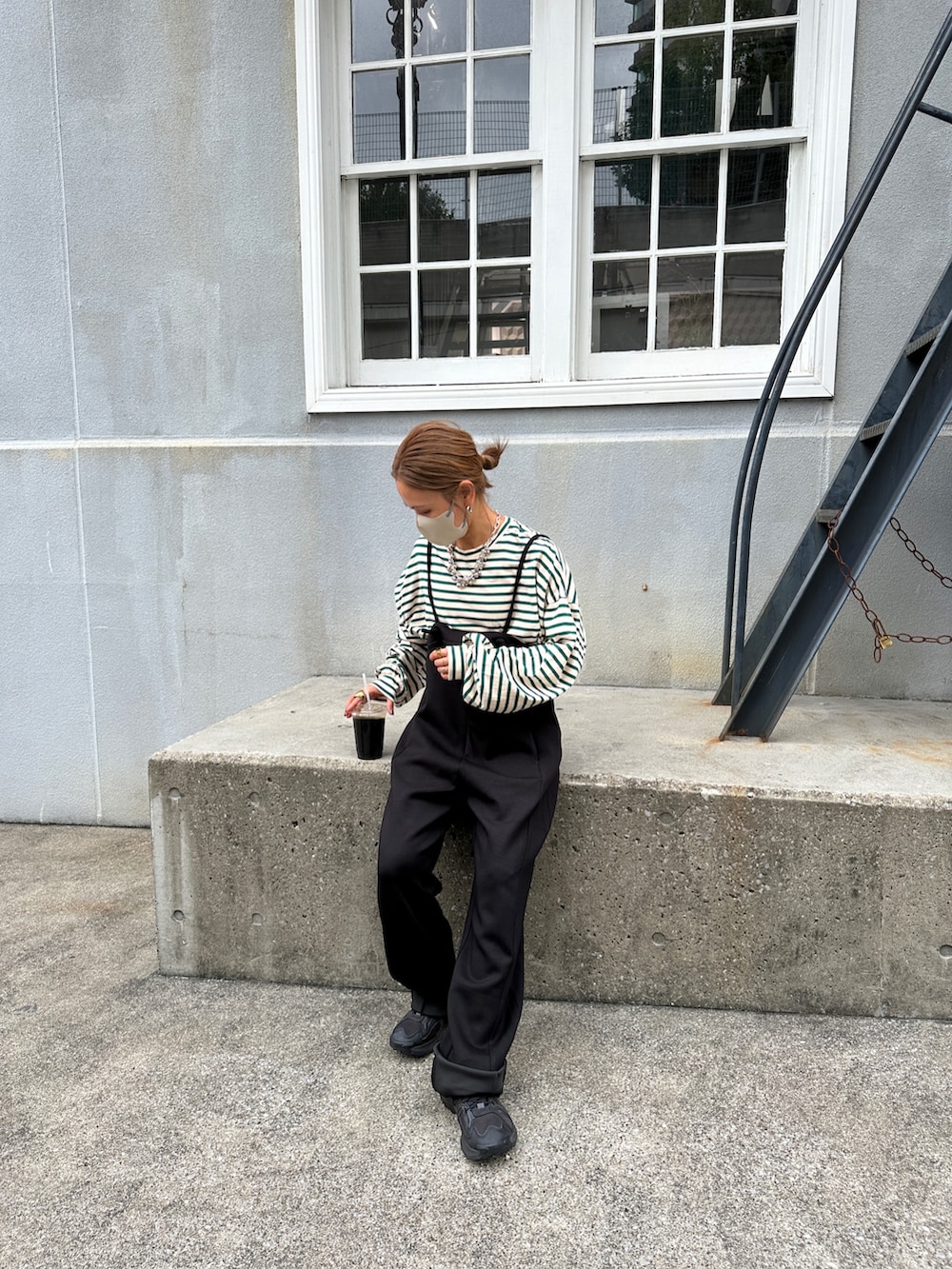 ホワイト系のTシャツ/カットソー、ブラック系のその他パンツを着用したレディースの秋コーディネートの2枚目の写真