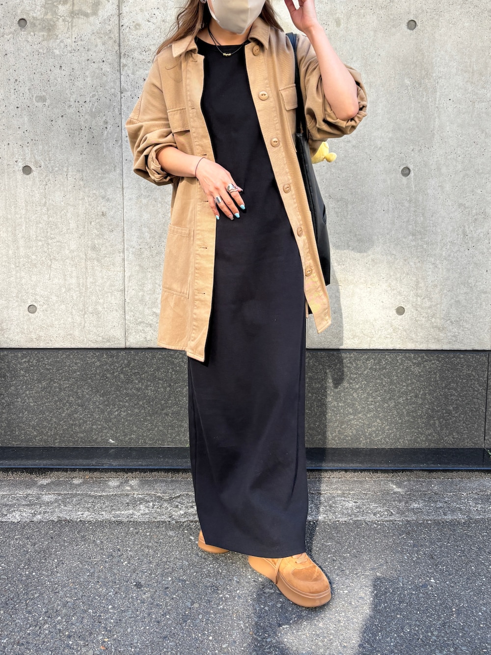 ベージュ系のミリタリージャケット、ブラック系のTシャツ/カットソー、グリーン系のシャツ/ブラウスを着用したレディースの春コーディネートの4枚目の写真