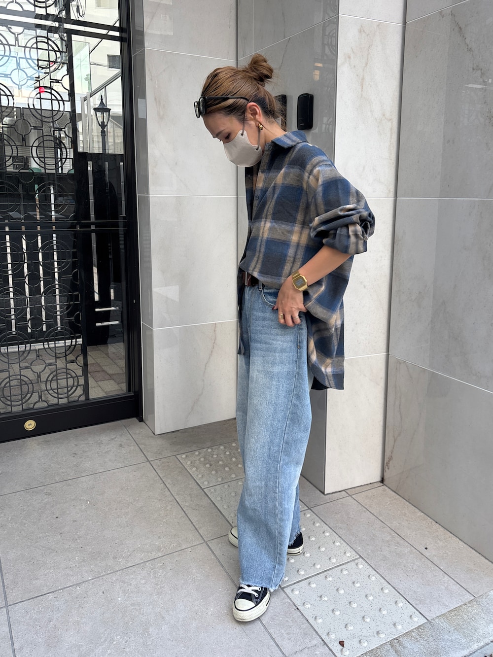 ベージュ系のシャツ/ブラウス、ブルー系のデニムパンツ、ブルー系のショルダーバッグを着用したレディースの秋コーディネートの3枚目の写真