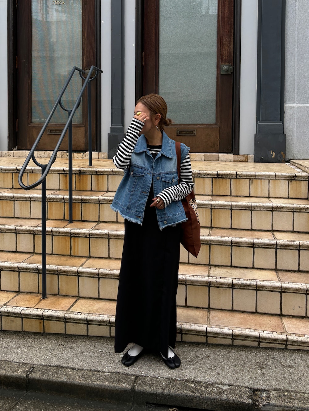 ブルー系のベスト、ブラック系のTシャツ/カットソーを着用したレディースの夏コーディネートの3枚目の写真