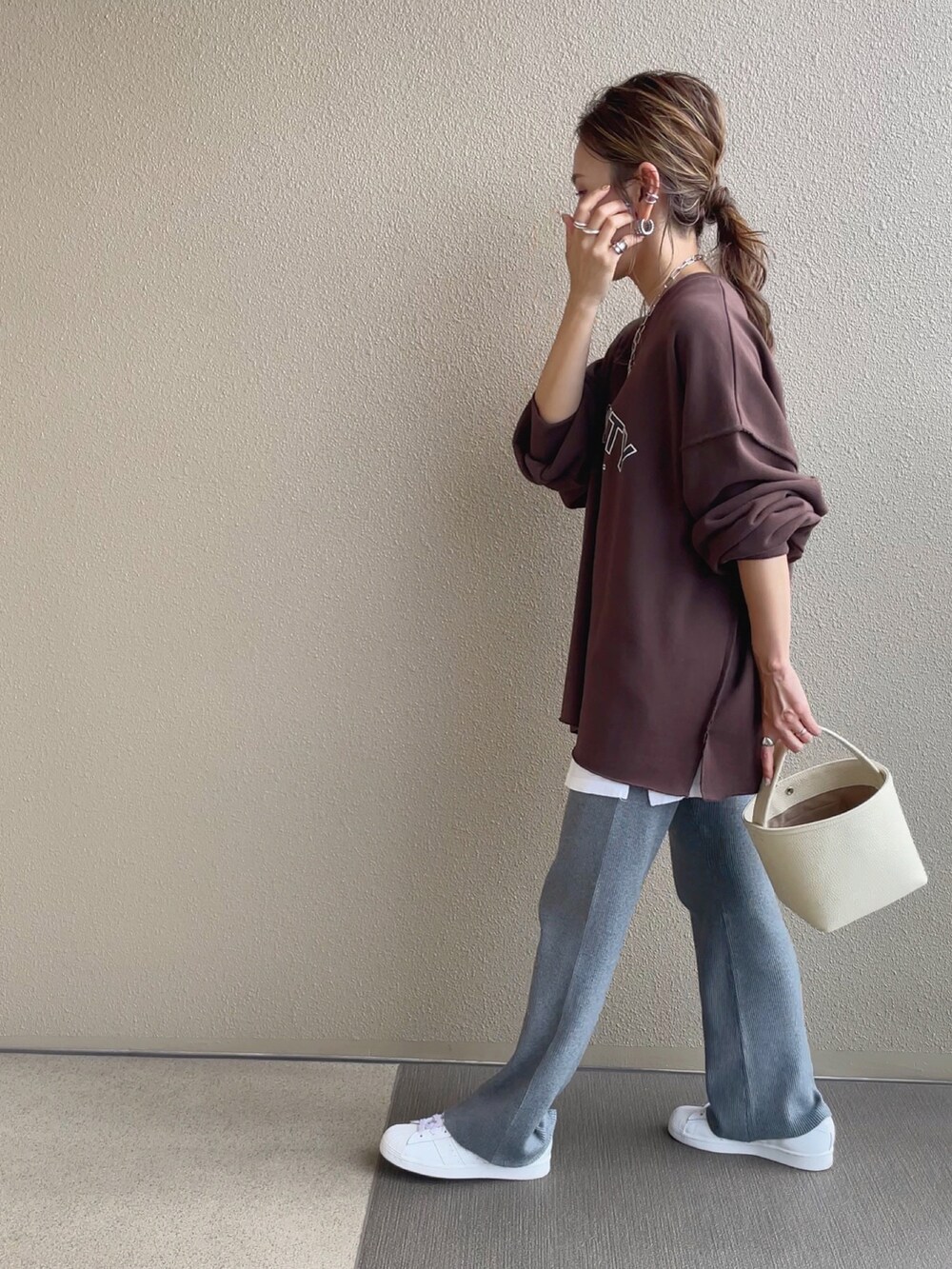 ピンク系のスウェット、グレー系のその他パンツ、ブラウン系のスウェットを着用したレディースの秋コーディネートの2枚目の写真