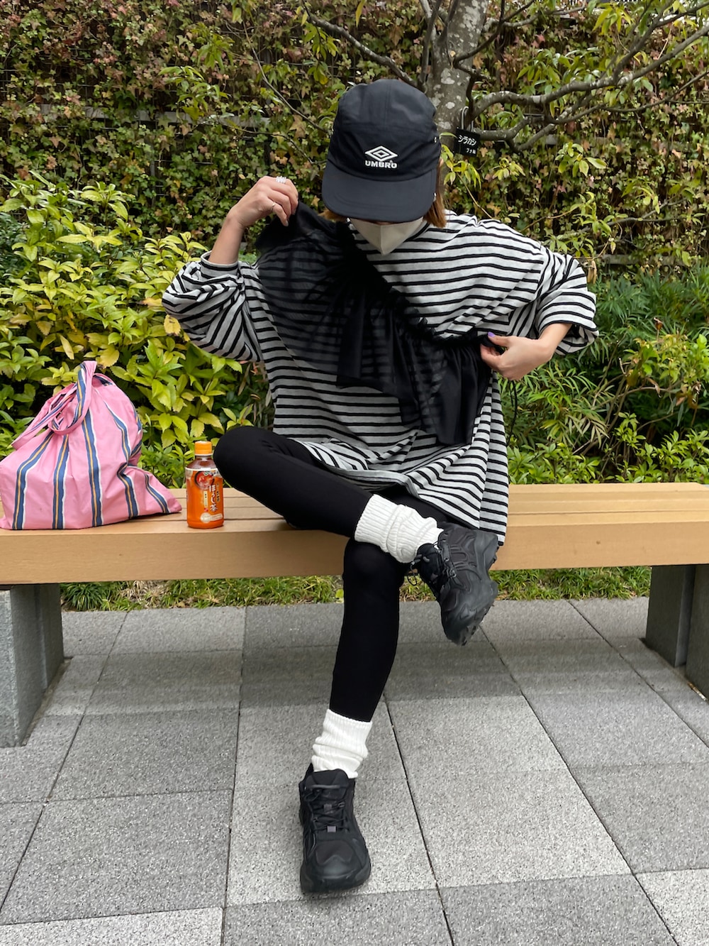 グレー系のTシャツ/カットソー、ピンク系のトートバッグ、ブラック系の付け襟を着用したレディースの春コーディネートの3枚目の写真